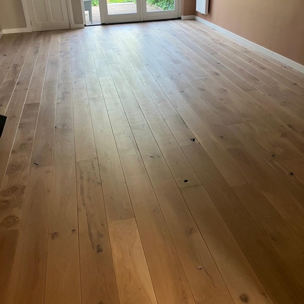 Vught, geschilderde eiken vloer wordt geschuurd en naturel geolied.JPG