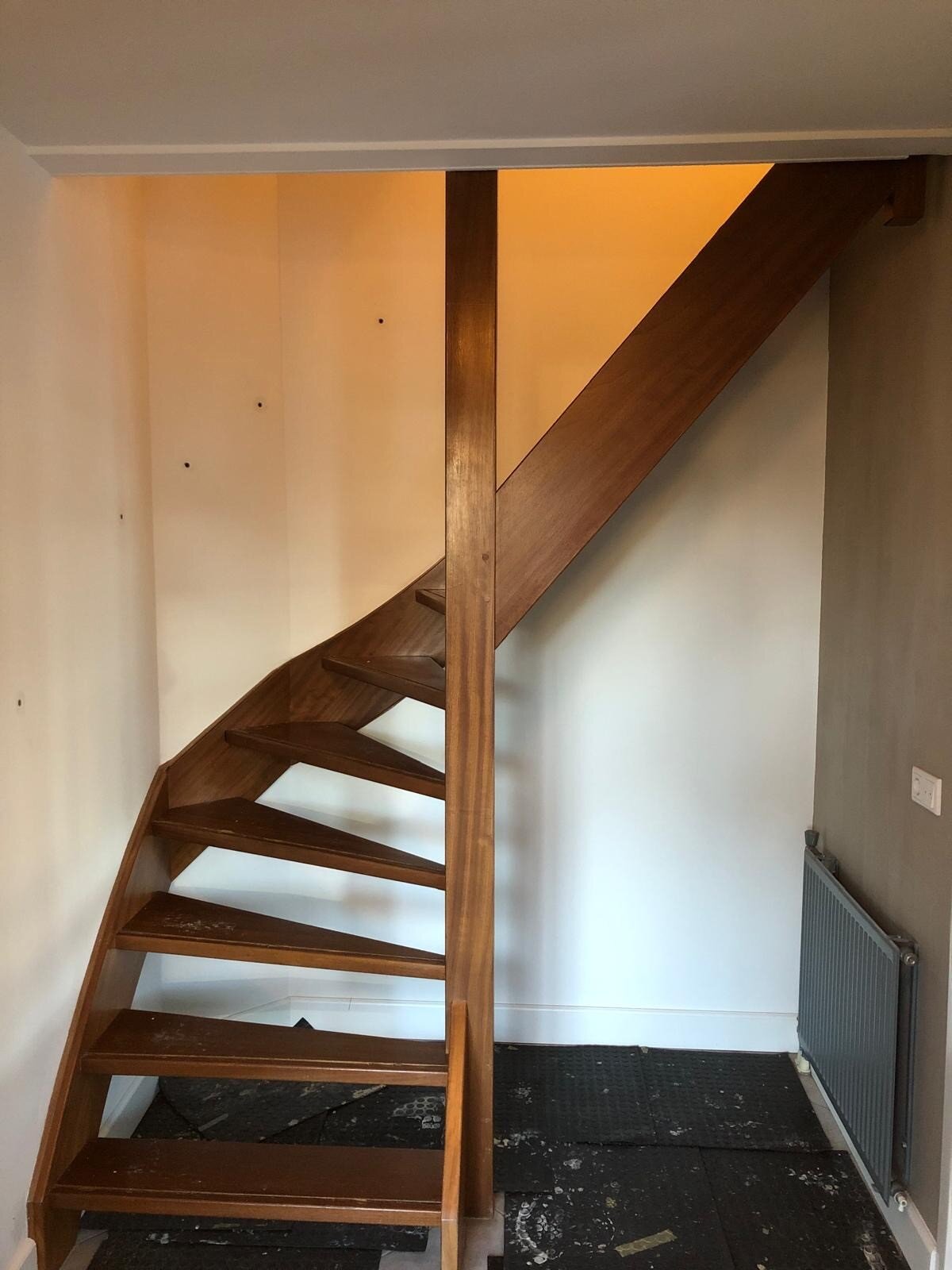 Hardhouten trap wordt eikenhouten trap door traprenovatie met nieuwe balustrade den bosch waalwijk vlijmen drunen.jpg
