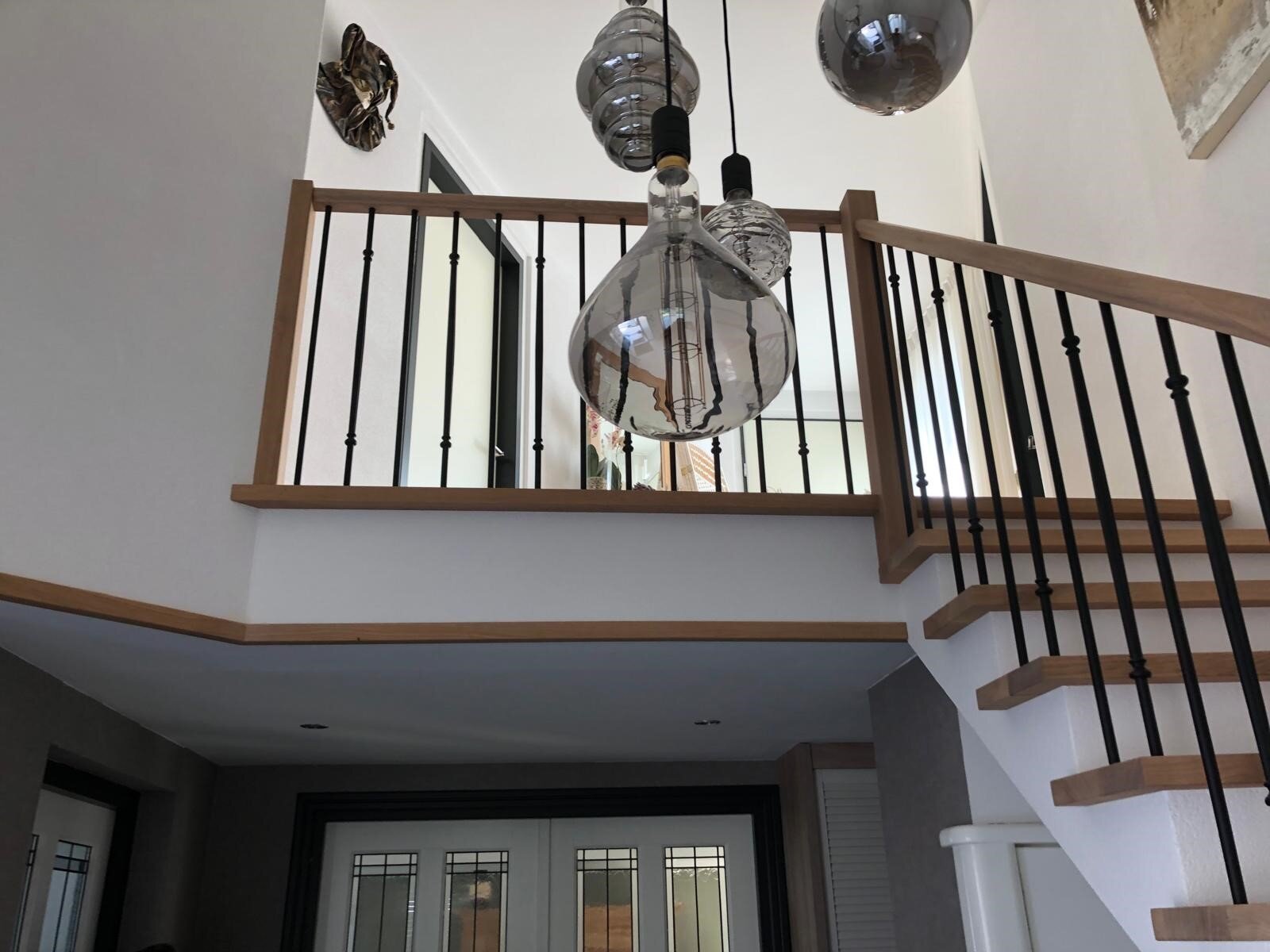 Eiken balustrade met zwarte ronde spijlen voor veiligheid traprenovatie balustrade.jpg