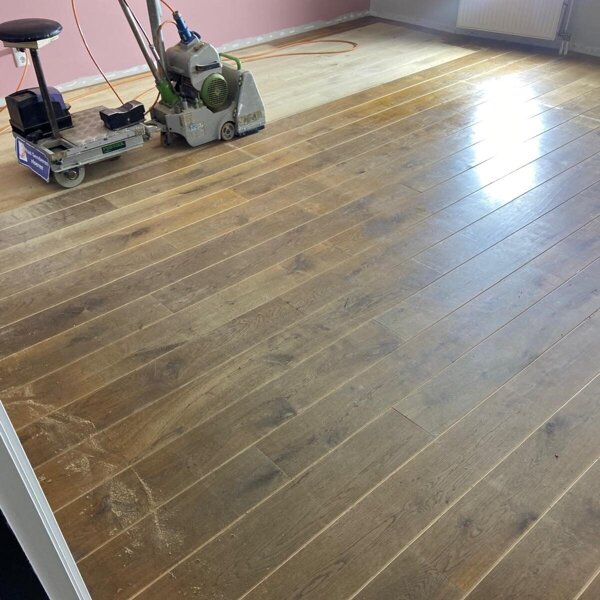 Donkere, versleten eikenhouten vloer schuren en in lichte kleur afwerken in Kerkdriel.jpg