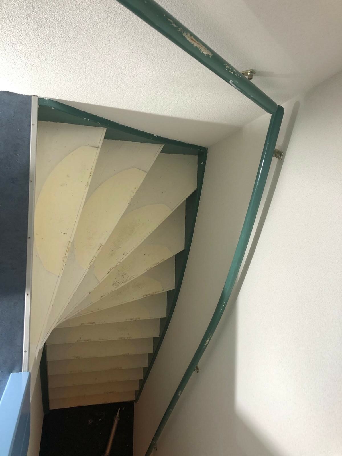 Lederlook traprenovatie donkergrijs antraciet zwart met witte stootborden zwarte leuning zaltbommel.jpg