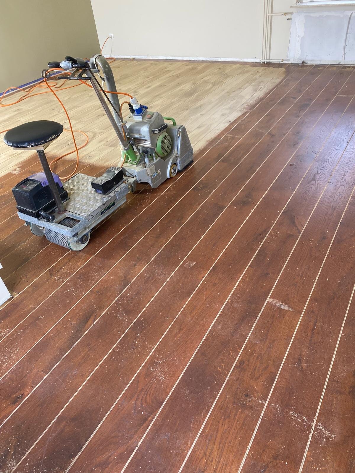 Oubollige donker eiken vloer schuren en in warme kleur olie opnieuw behandelen Kerkdriel Zaltbommel Den Bosch Veldhoven.jpg