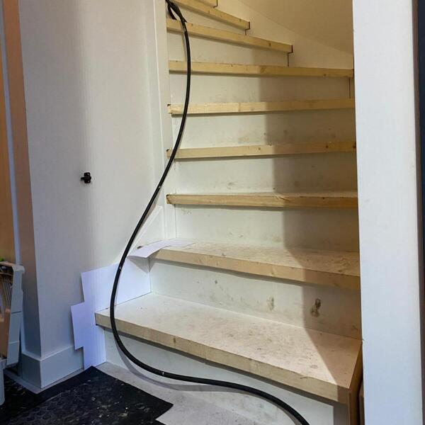 Eikenhouten Z-traprenovatie in Eindhoven, licht eiken, bloktrap, overzettreden.JPG