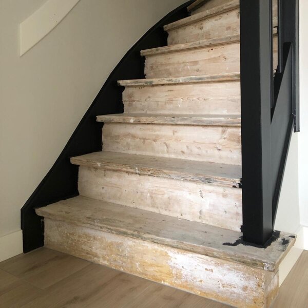 Zwart eiken traprenovatie in Vlijmen.jpg