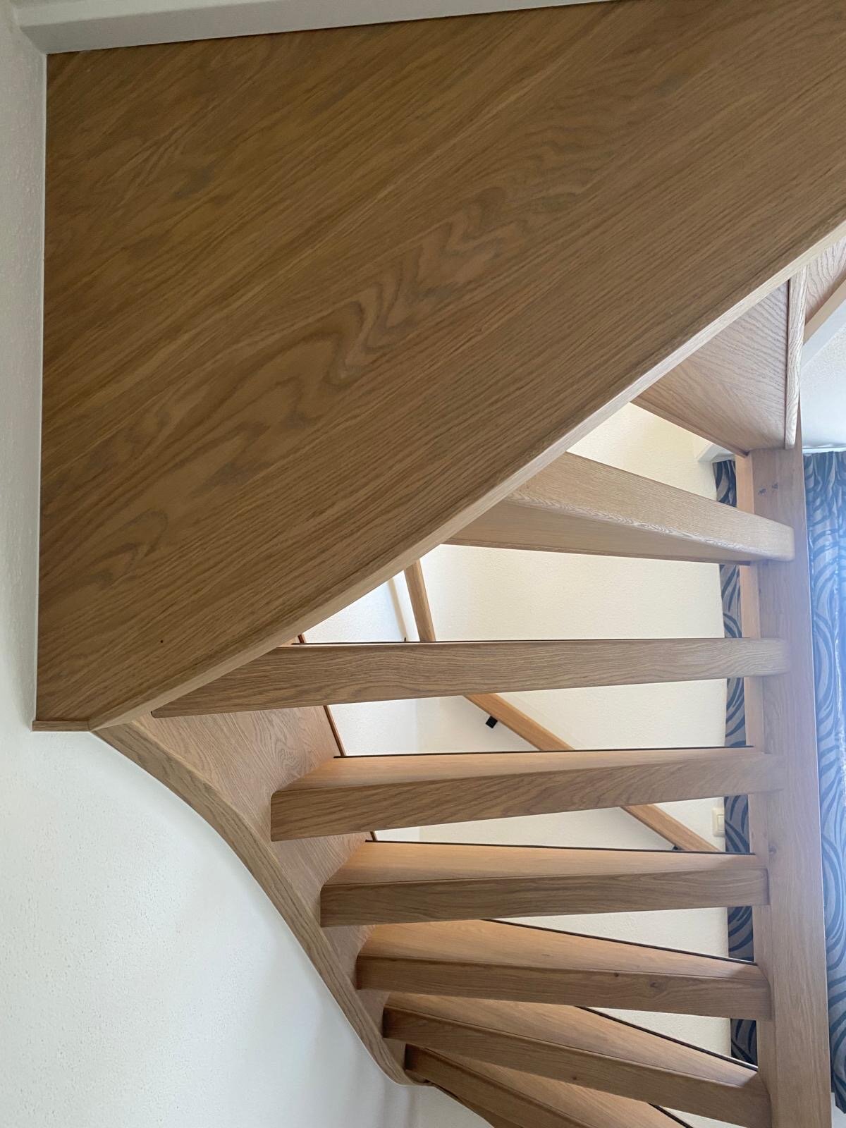 Eikenhouten traprenovatie open trap in Zaltbommel, Den Bosch met landelijke balustrade.jpg