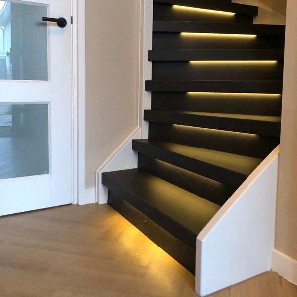 Lederlook leerlook overzettreden antraciet zwart met LED-verlichting op bewegingssensor Sleeuwijk Gorinchem Zaltbommel.jpg