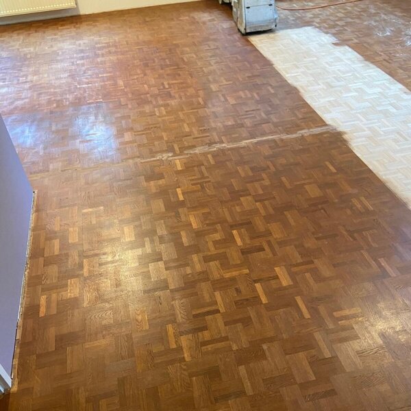 Vergeelde eiken mozaïek vloer schuren en in lichte kleur oliën Zaltbommel.jpg