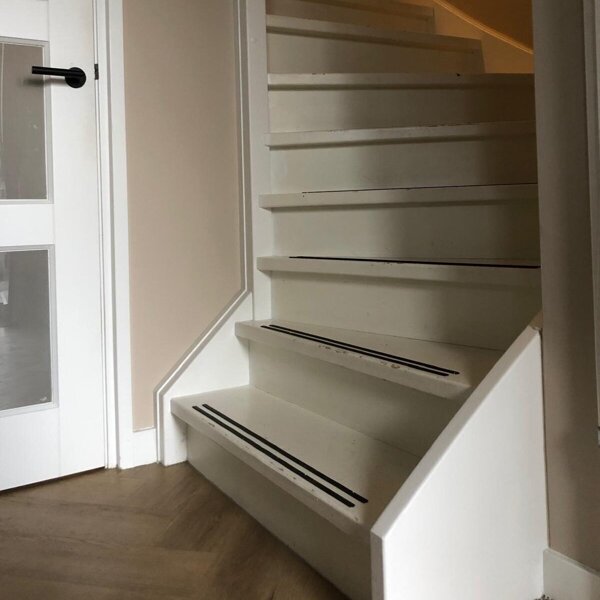 Vinyl traprenovatie lederlook leerlook met verlichting LED-strips bewegingssensor Sleeuwijk Gorinchem Zaltbommel.jpg