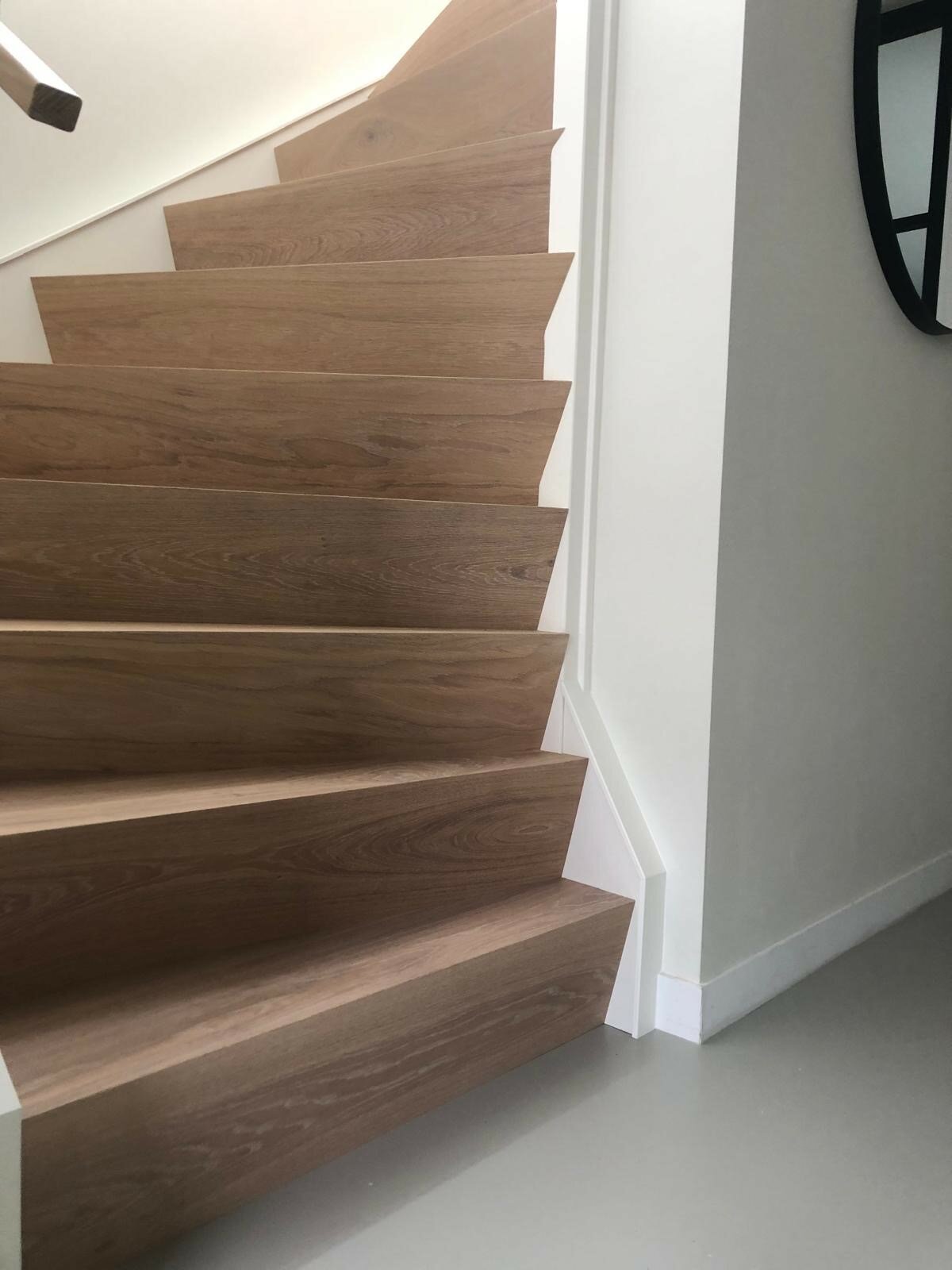 Eiken Z-trap door Z-overzettreden traprenovatie moderne Z-trap nieuwe trap met gietvloet noestvrij blank eiken Culemborg.jpg