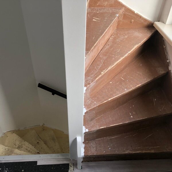 Antracietkleurige lederlook traprenovatie in 's-Hertogenbosch, Den Bosch, Zaltbommel, Utrecht.jpg