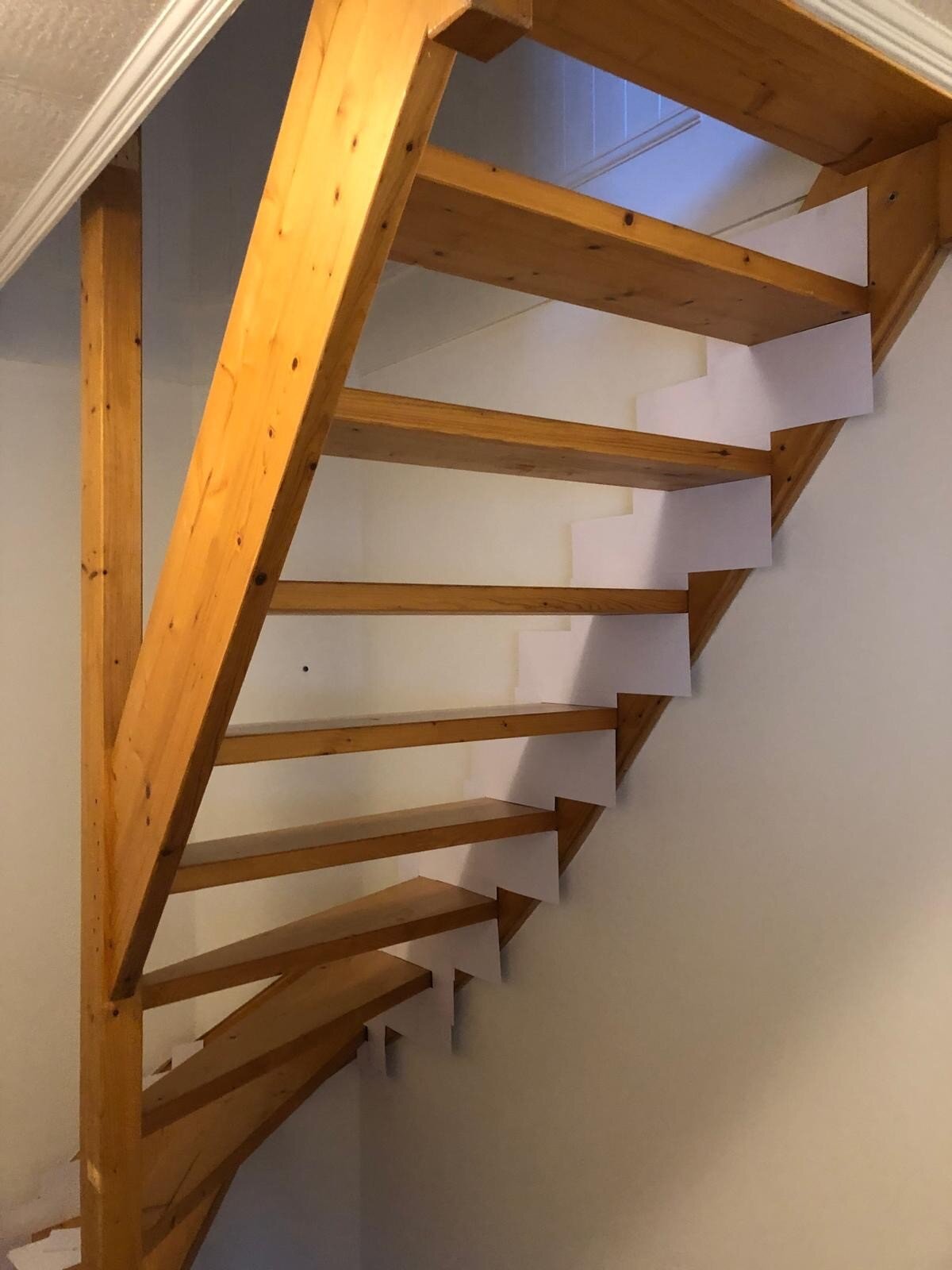 Vurenhouten trap wordt eikenhouten trap, eiken traprenovatie, open trap met balustrade, leuningen, spijlen Waalwijk, Den Bosch, Drunen, Vlijmen.jpg