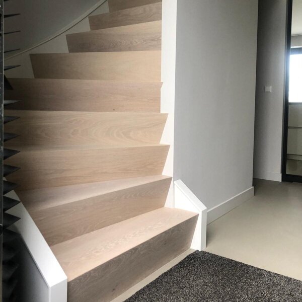 Eiken Z-trap door overzettreden, Z-traprenovatie, bloktrap, eiken overzettreden, traprenovatie, modern, nieuwbouw.jpg