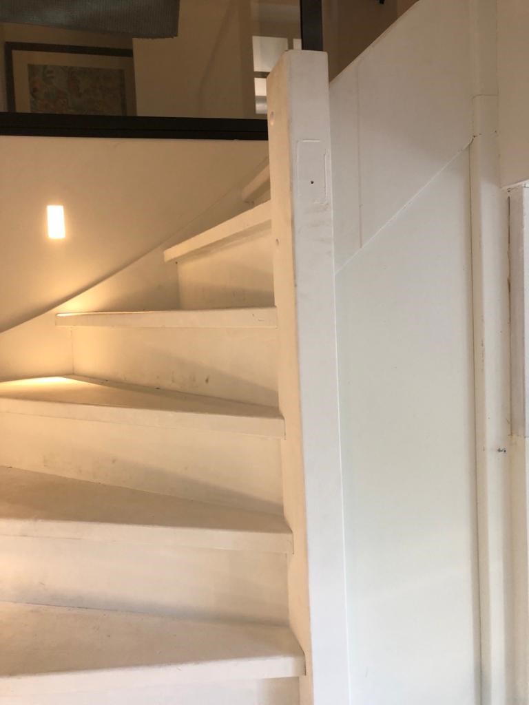 Eiken Z-traprenovatie met witte zijwangen, naturel eiken treden en stalen leuningen in Den Bosch.jpg