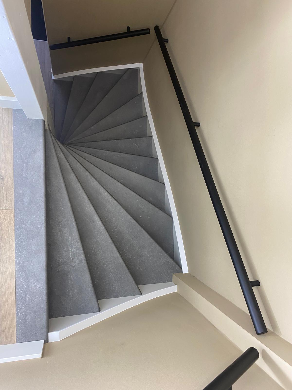 Betonlook traprenovatie greige, beige, betonlook, lederlook, vinyl overzettreden.JPG