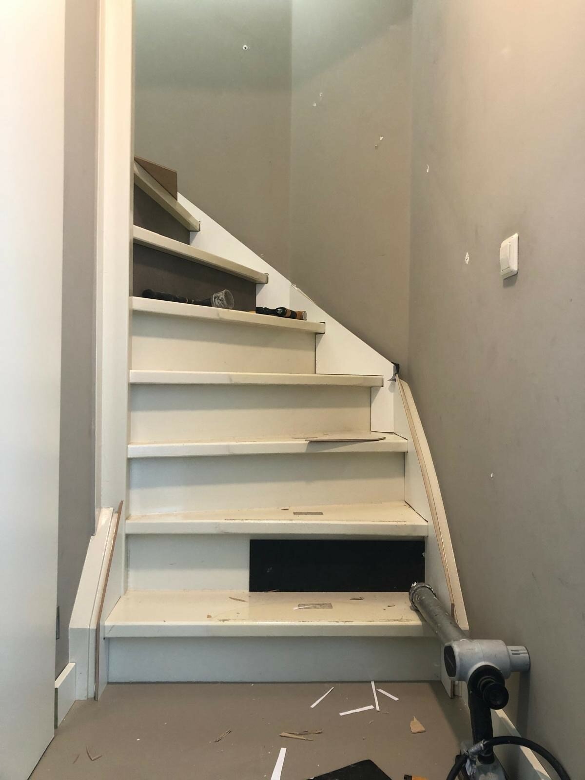 Zandbeige betonlook traprenovatie strak met wit en zwart Leerdam.jpg