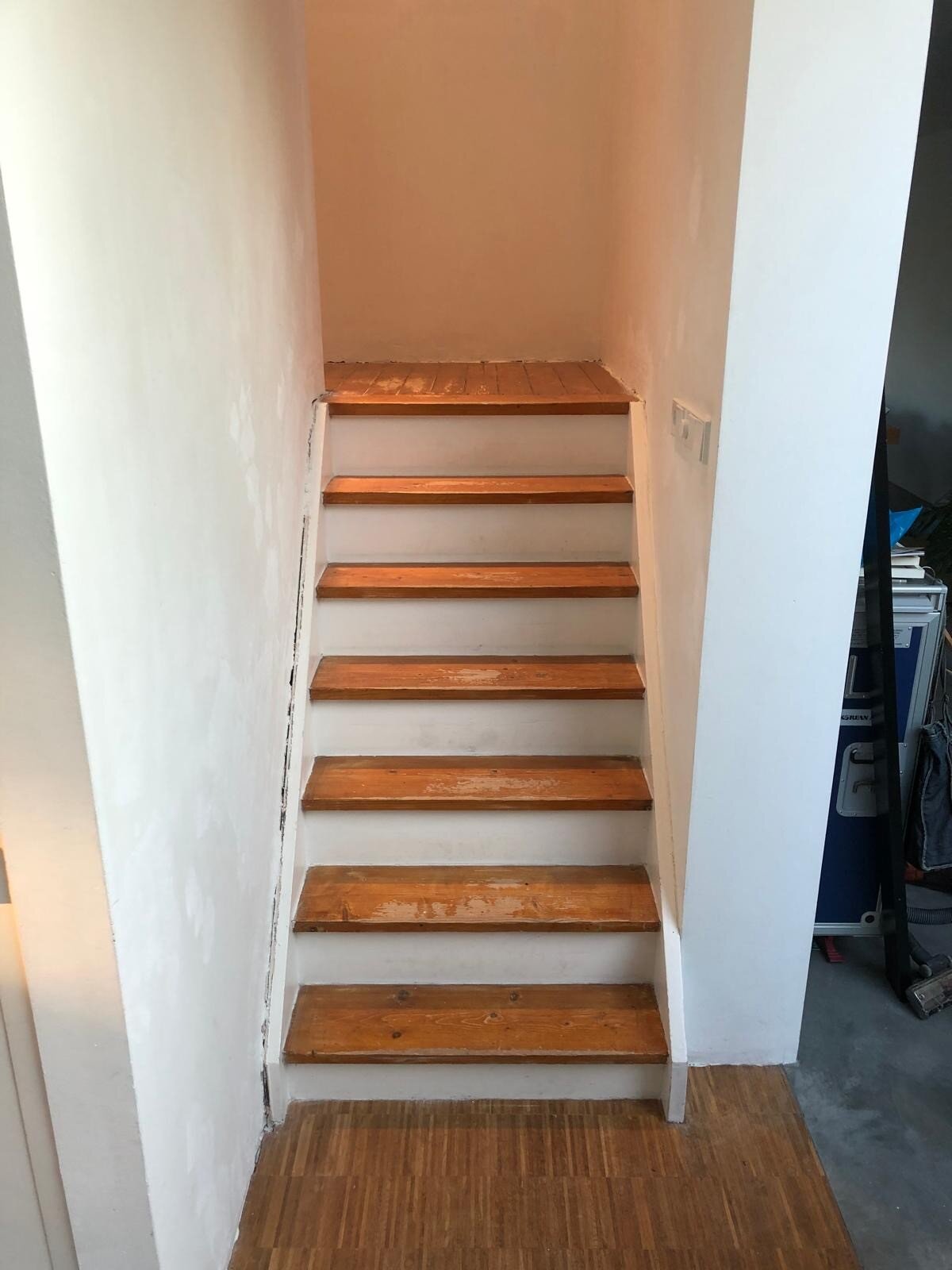 Oude bordestrap wordt moderne eiken Z-trap in Eindhoven.jpg