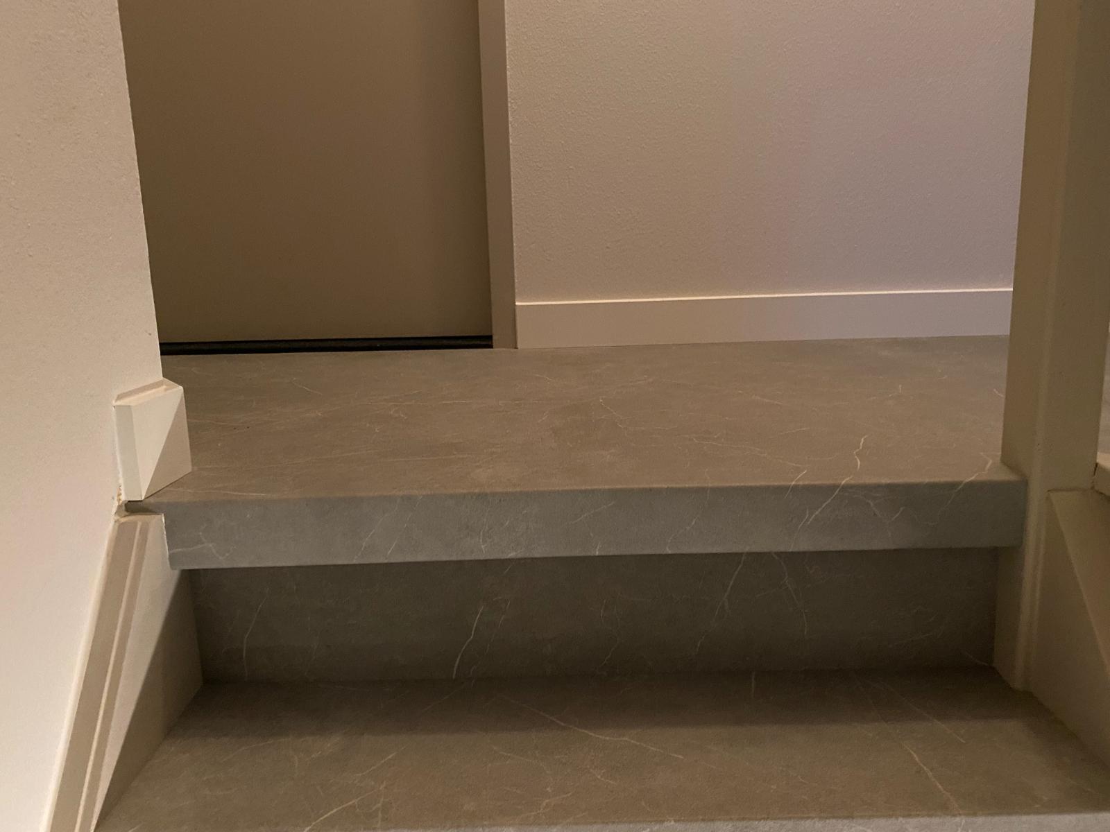 Marmerlook traprenovatie doorleggen op overloop.JPG