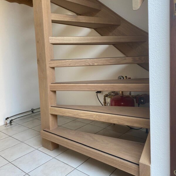 Vurenhouten open trap wordt eikenhouten trap in Zaltbommel, Den Bosch.jpg