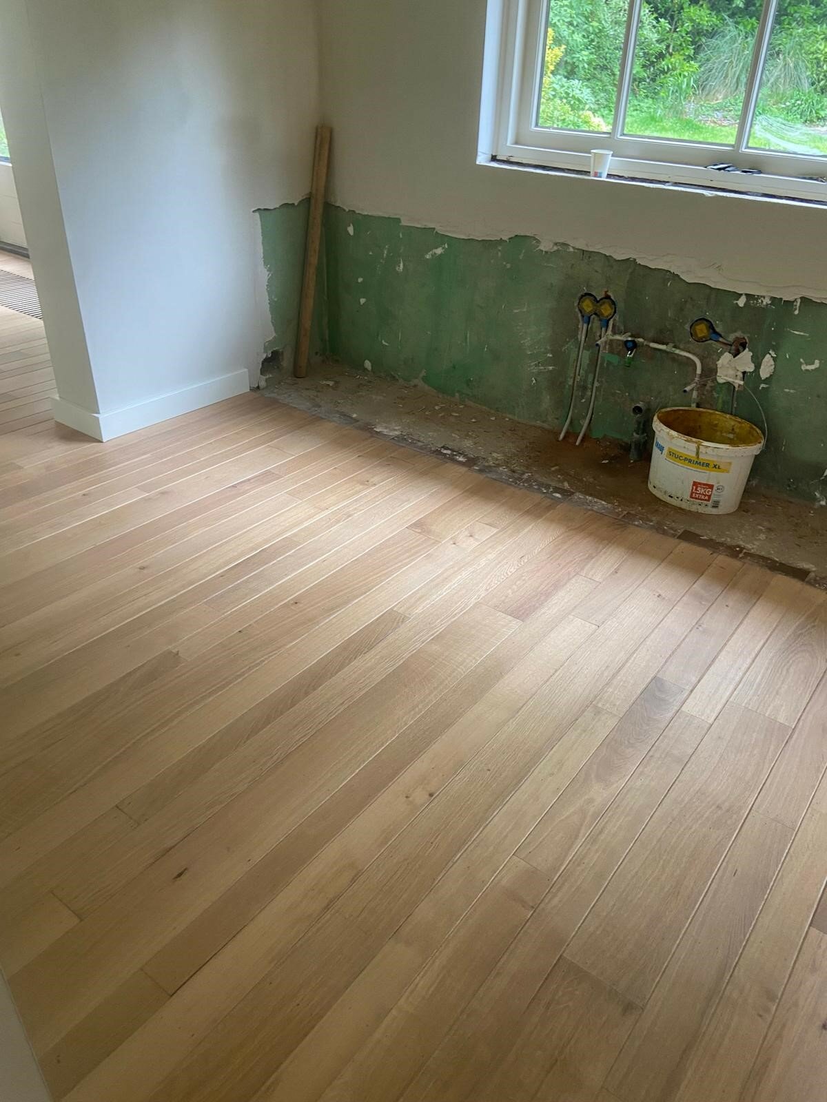 Eiken vloer schuren en in lichte kleur afwerken na verbouwing vlekken Breda Tilburg.jpg