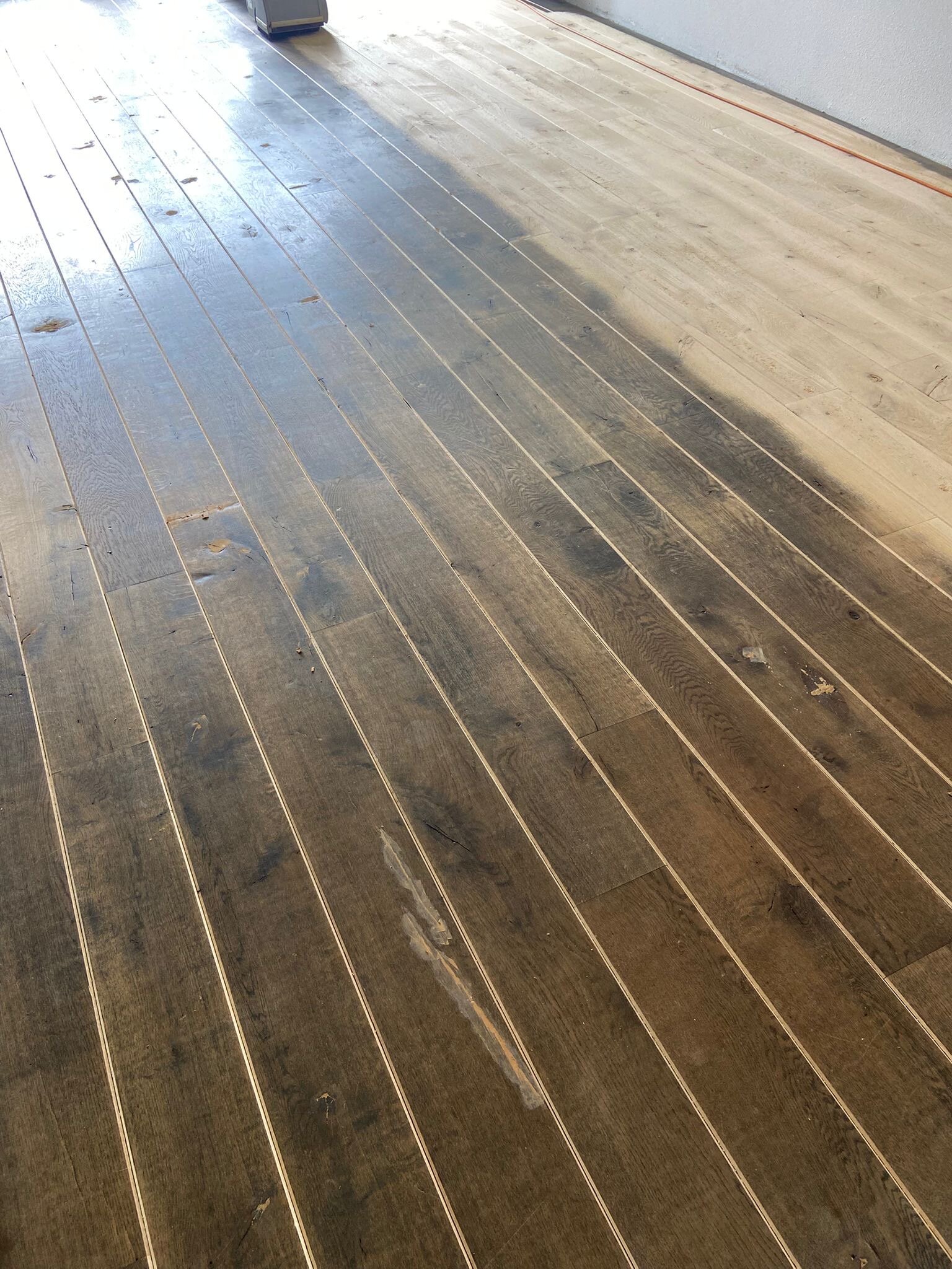 Donkere houten vloer schuren en in lichtere kleur oliën.jpg