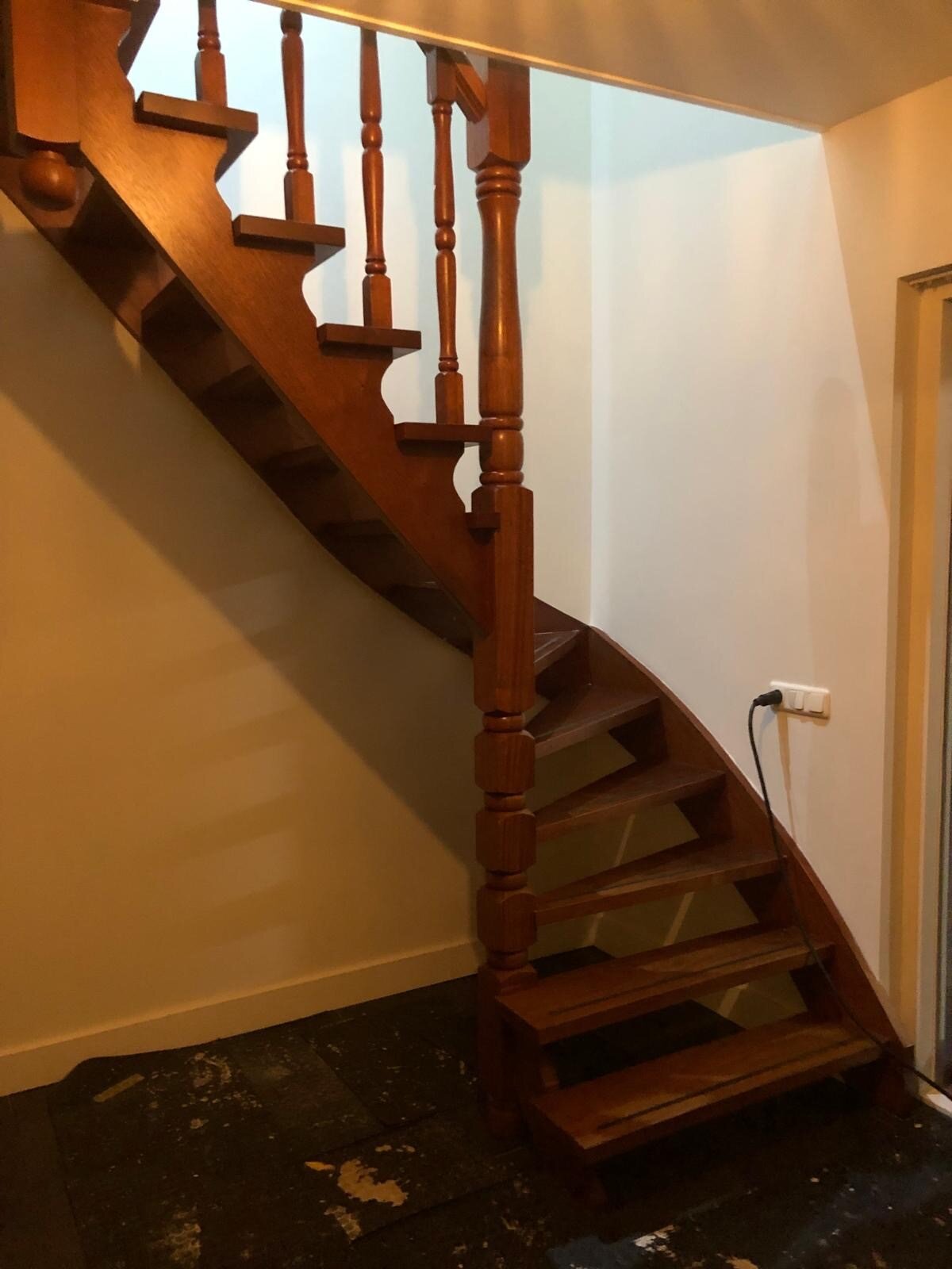 Hardhouten trap wordt eiken trap met nieuwe balustrade.jpg