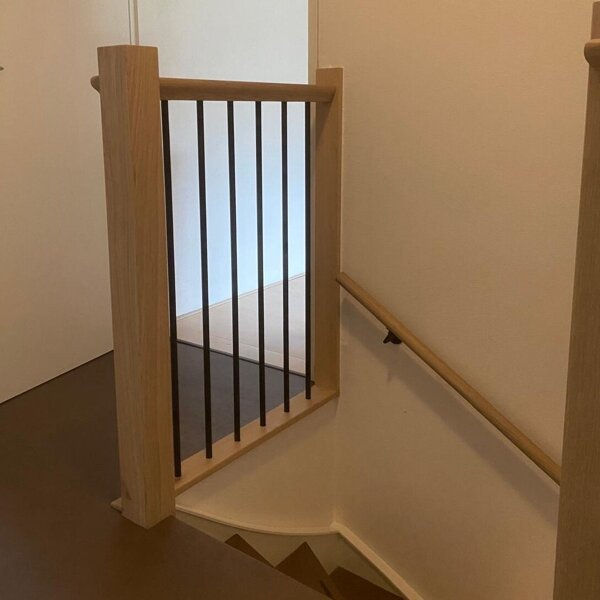 Lederlook leerlook traprenovatie met overloop en nieuwe balustrade van eikenhout in Brabant
