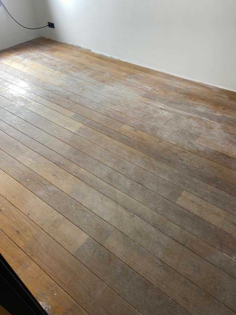 Eiken vloer met slijtagesporen, vlekken en kale plekken schuren en oliën Gorinchem Nieuwendijk Almkerk.jpg