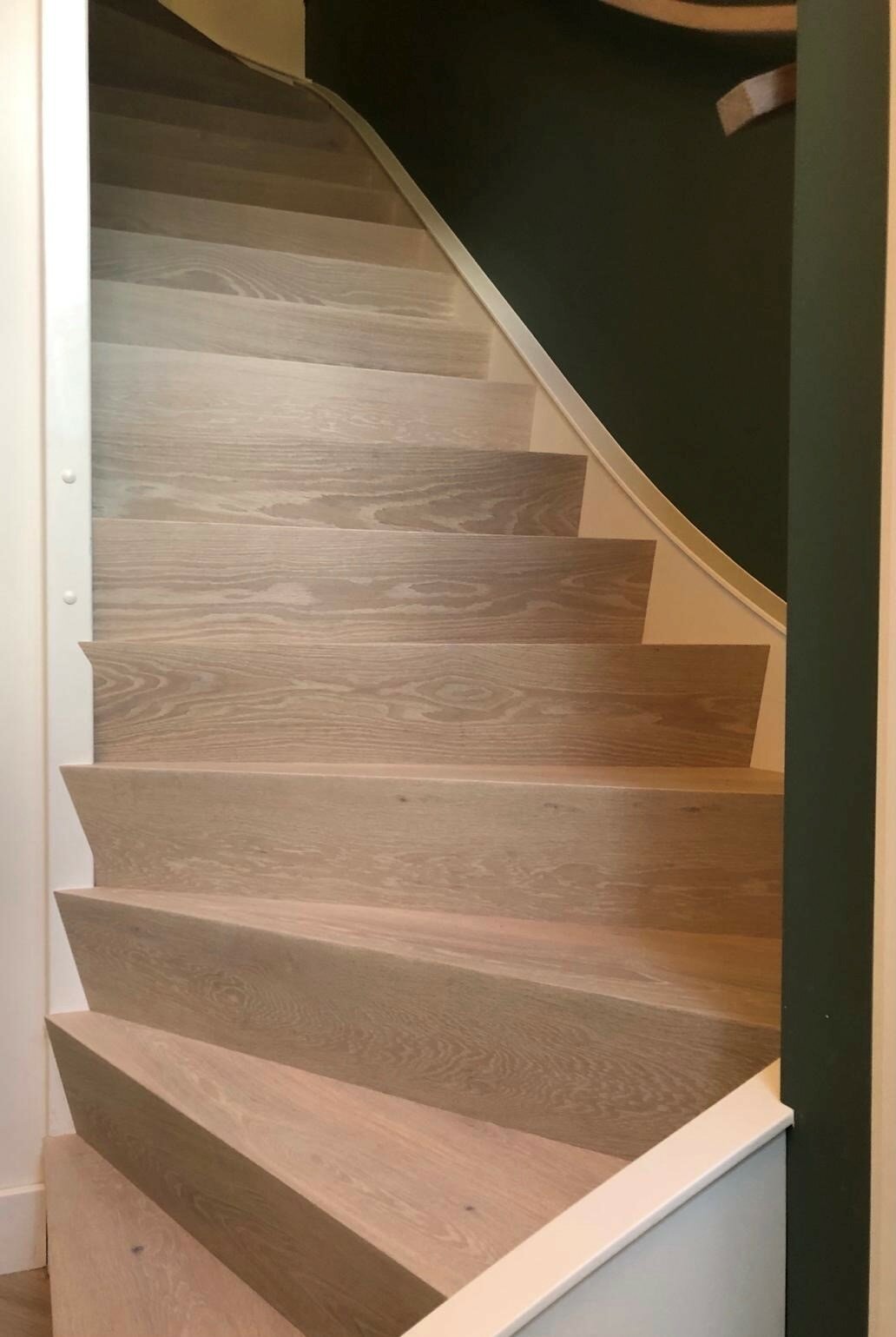 Z-traprenovatie met nieuwe gebogen leuningen whitewash met groen en wit moderne architectuur.jpg