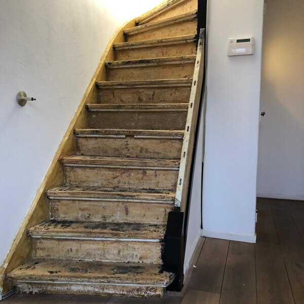Eiken traprenovatie met zwarte stootborden en zwarte zijwangen Utrecht.jpg