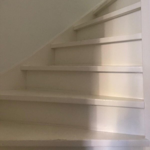 HPL houtlook traprenovatie met zijwangen LED-verlichting Zaltbommel.jpg