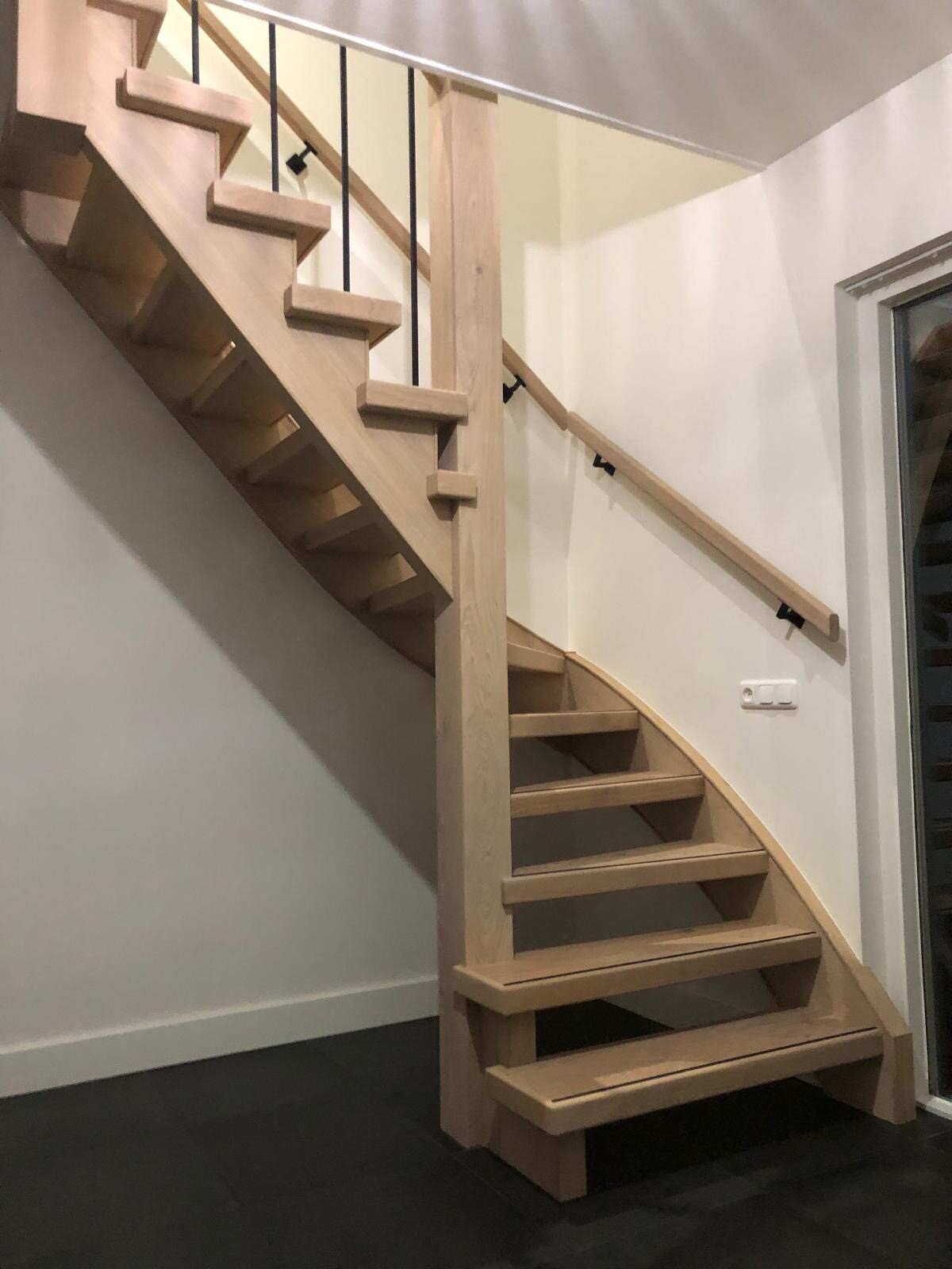 Rode hardhouten trap opknappen moderniseren nieuwe balustrade traprenovatie.jpg