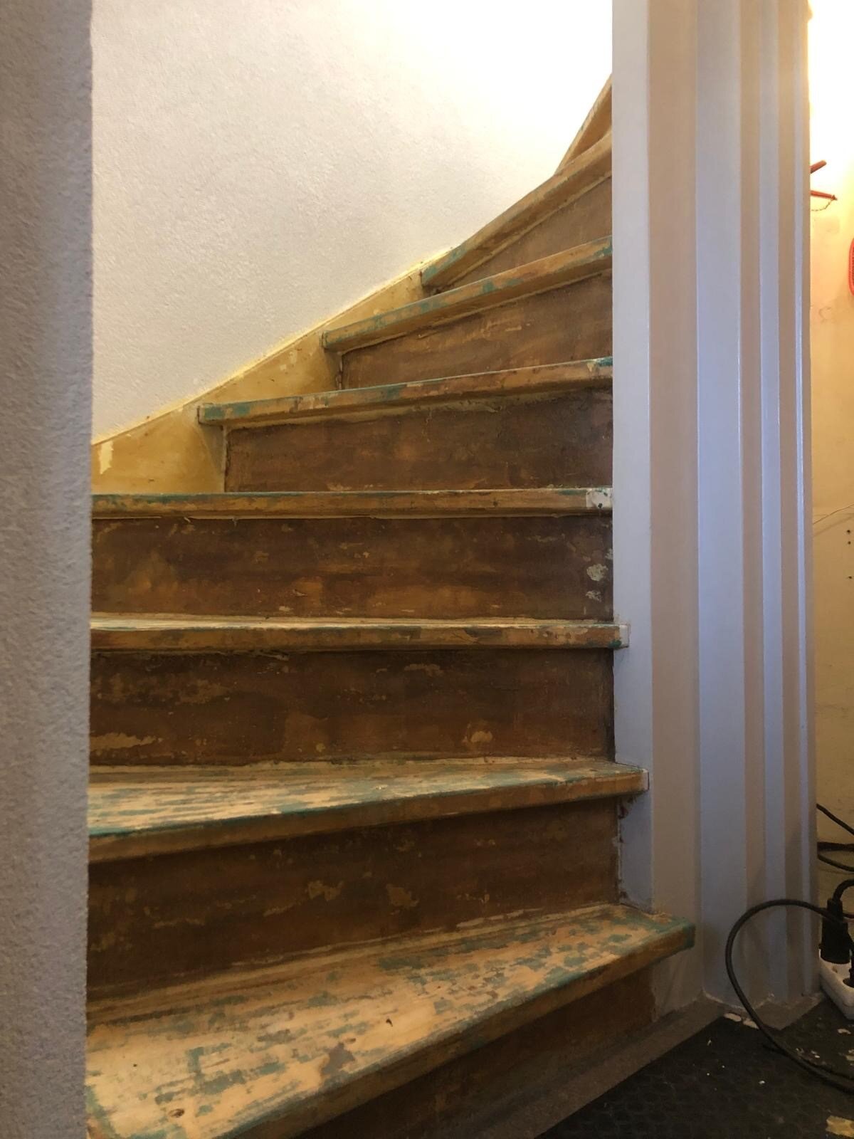 Oude trap met tapijt wordt eiken trap door traprenovatie Den Bosch, 's-Hertogenbosch, Rosmalen.jpg