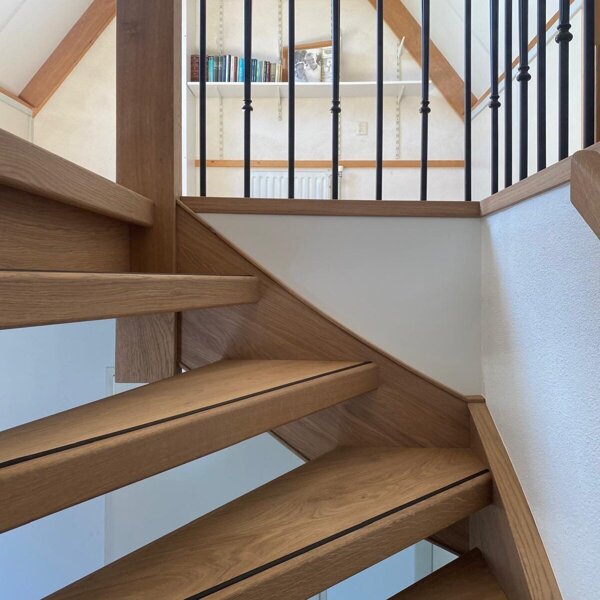 Eikenhouten traprenovatie in Zaltbommel met nieuwe balustrades en leuningen.jpg