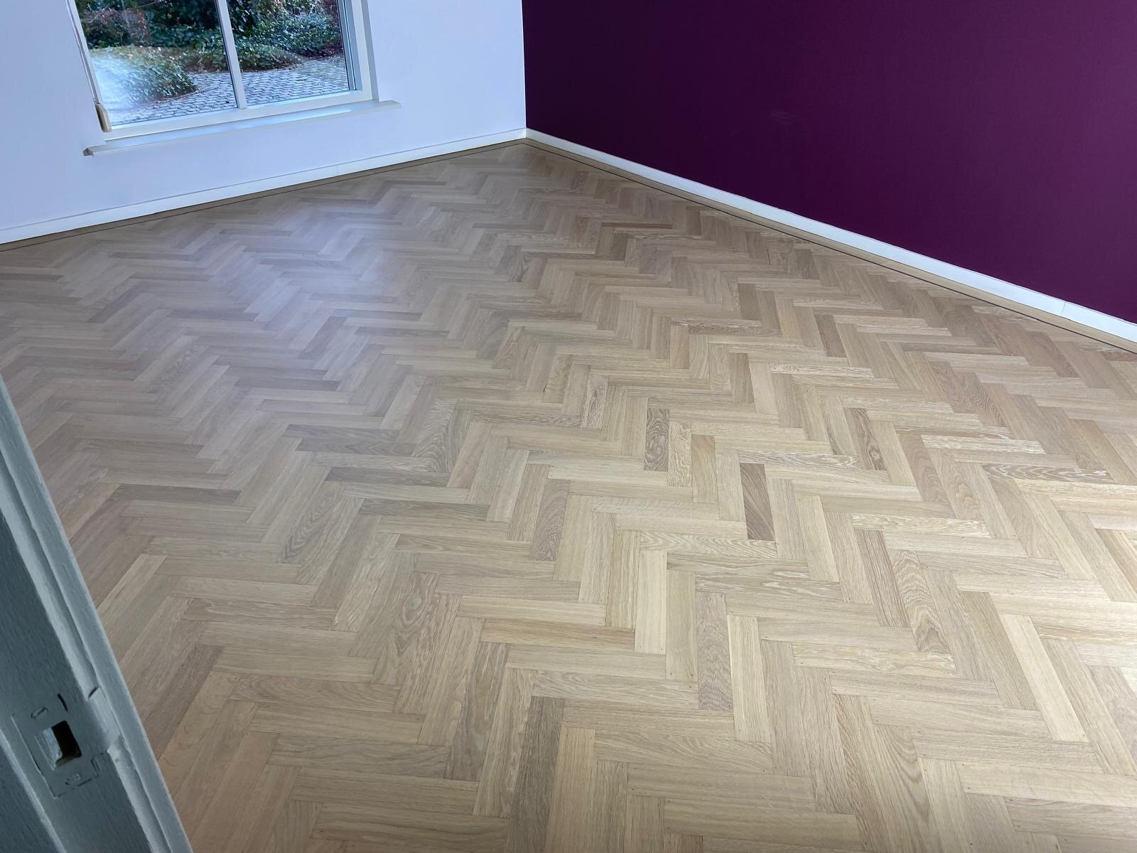 Eiken visgraat vloer in woonkamer schuren en lichter oliën Kerkdriel, Zaltbommel.jpg