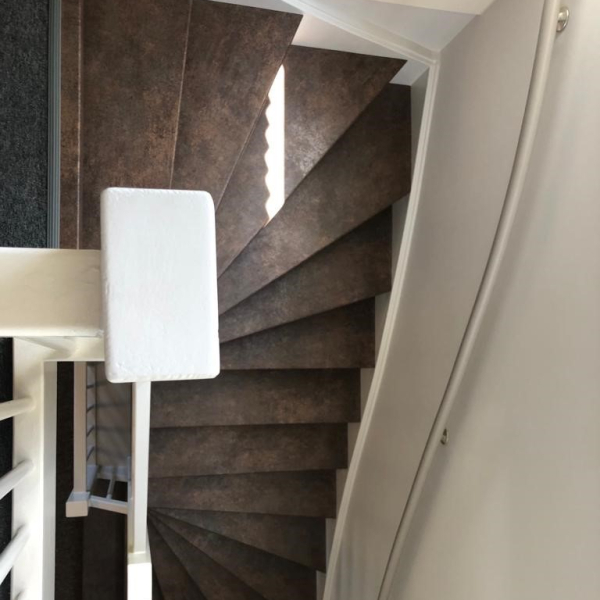 Bruine betonlook HPL traprenovatie donkerbruin brons koper kleur Hellouw Zaltbommel Tuil Haaften Modern.jpg