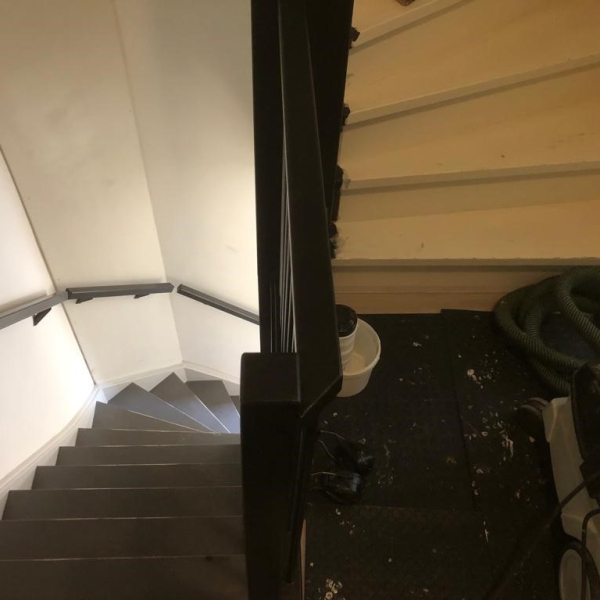 Zwart, grijs betonlook, eiken treden met zwart antislipprofiel Waalwijk Drunen Vlijmen Den Bosch.jpg