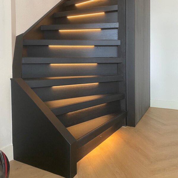 Zwart eiken trap met eikenhouten overzettreden met LED-strips, verlichting, trapkast, traprenovatie Rosmalen, Den Bosch, 's-Hertogenbosch