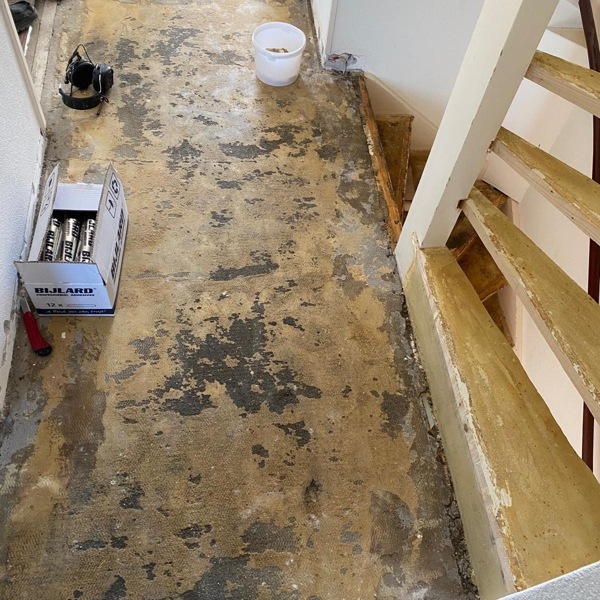 Bronskleurige traprenovatie, open trap, dichte trap, cortenstaal look, lederlook, leerlook, leatherlook, Zaltbommel, Den Bosch, Rosmalen.JPG