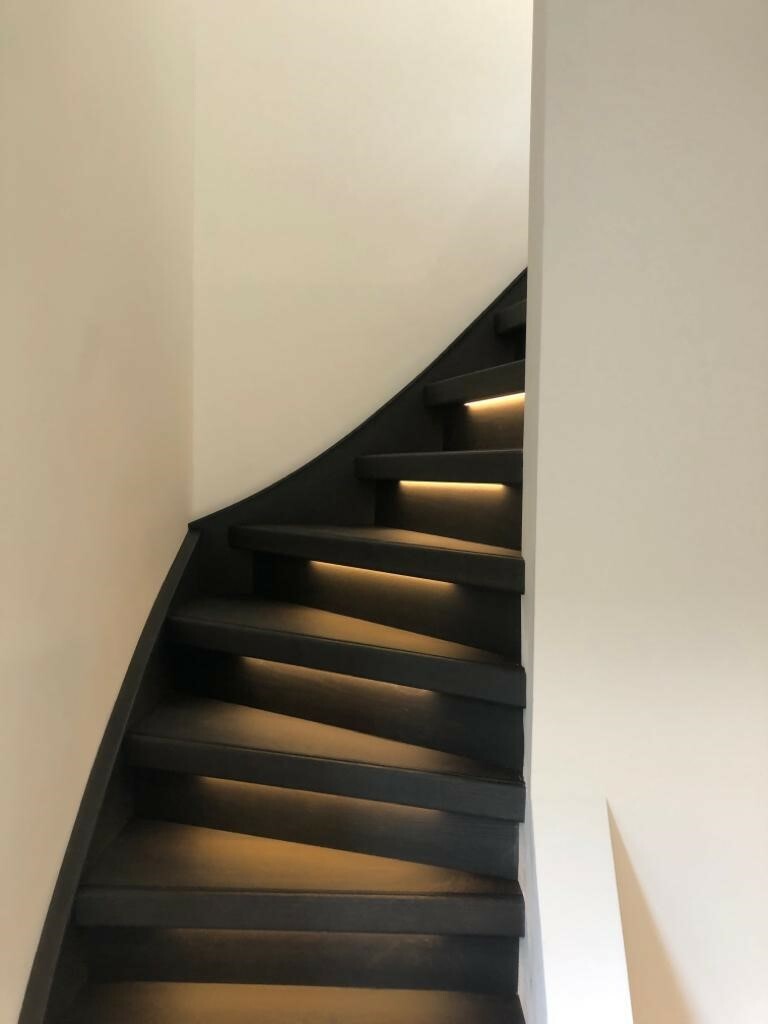 Eiken visgraat vloer met zwart eiken trap en LED in Kerkdriel ook zijwang zijkant en stootbord.jpg
