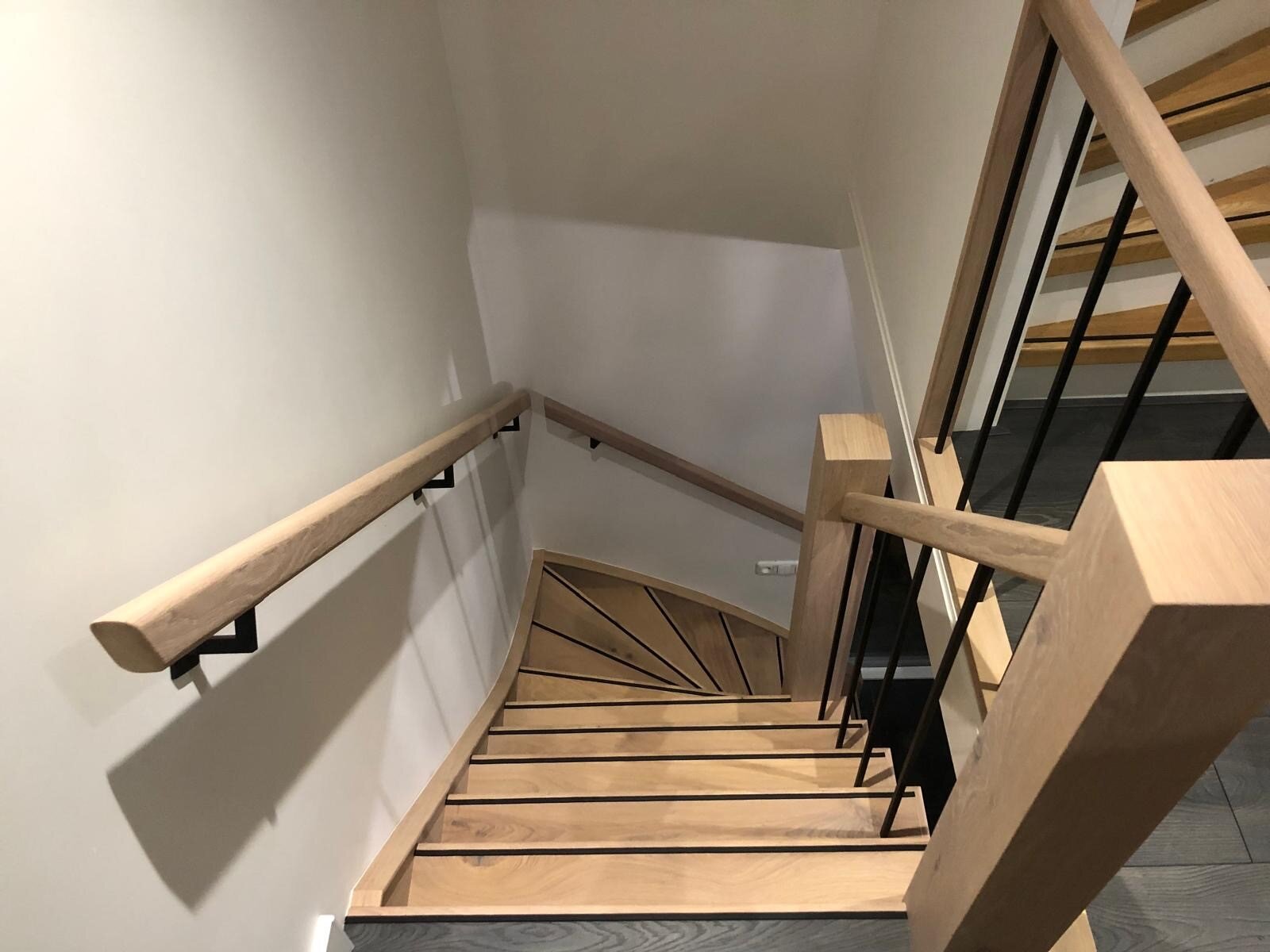 Eiken traprenovatie met nieuwe balustrade. Hardhouten trap wordt eiken trap. Open trap met zijwangen. Traprenovatie. Leuningen..jpg