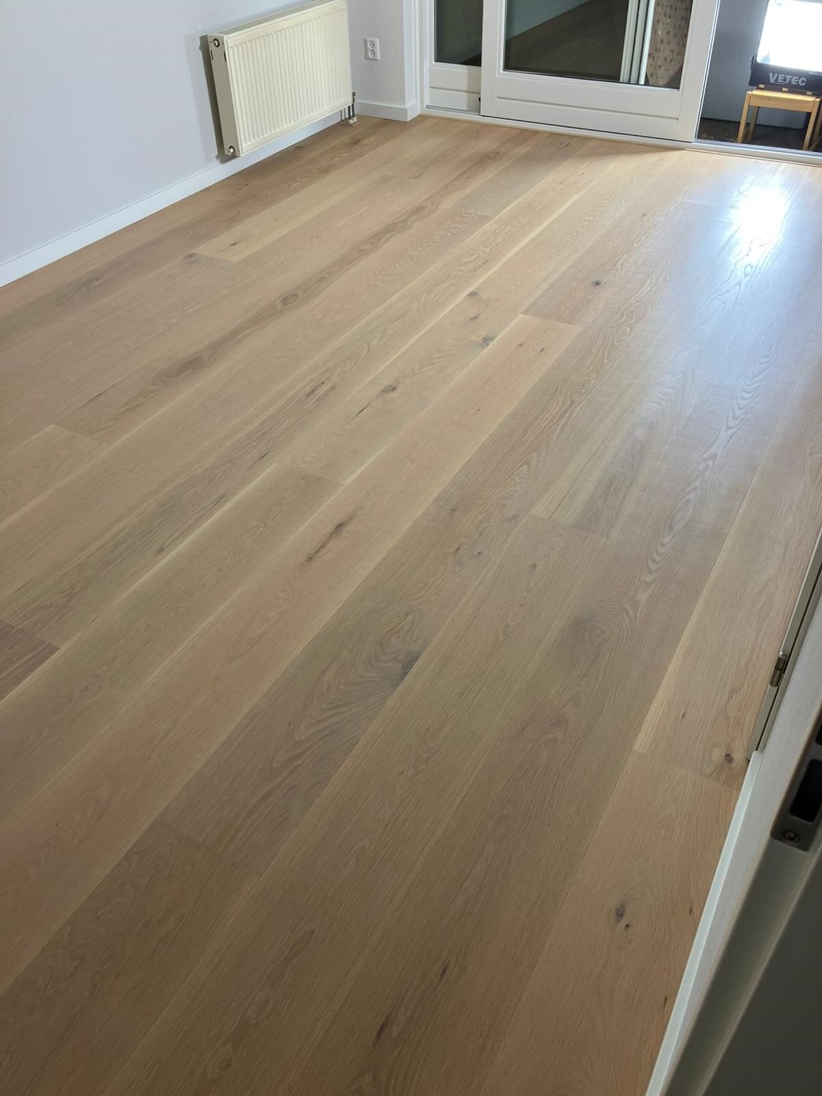 Eiken vloer weer als nieuw na het schuren van de vloer. Van vergeeld gelakt naar moderne en mat.jpg
