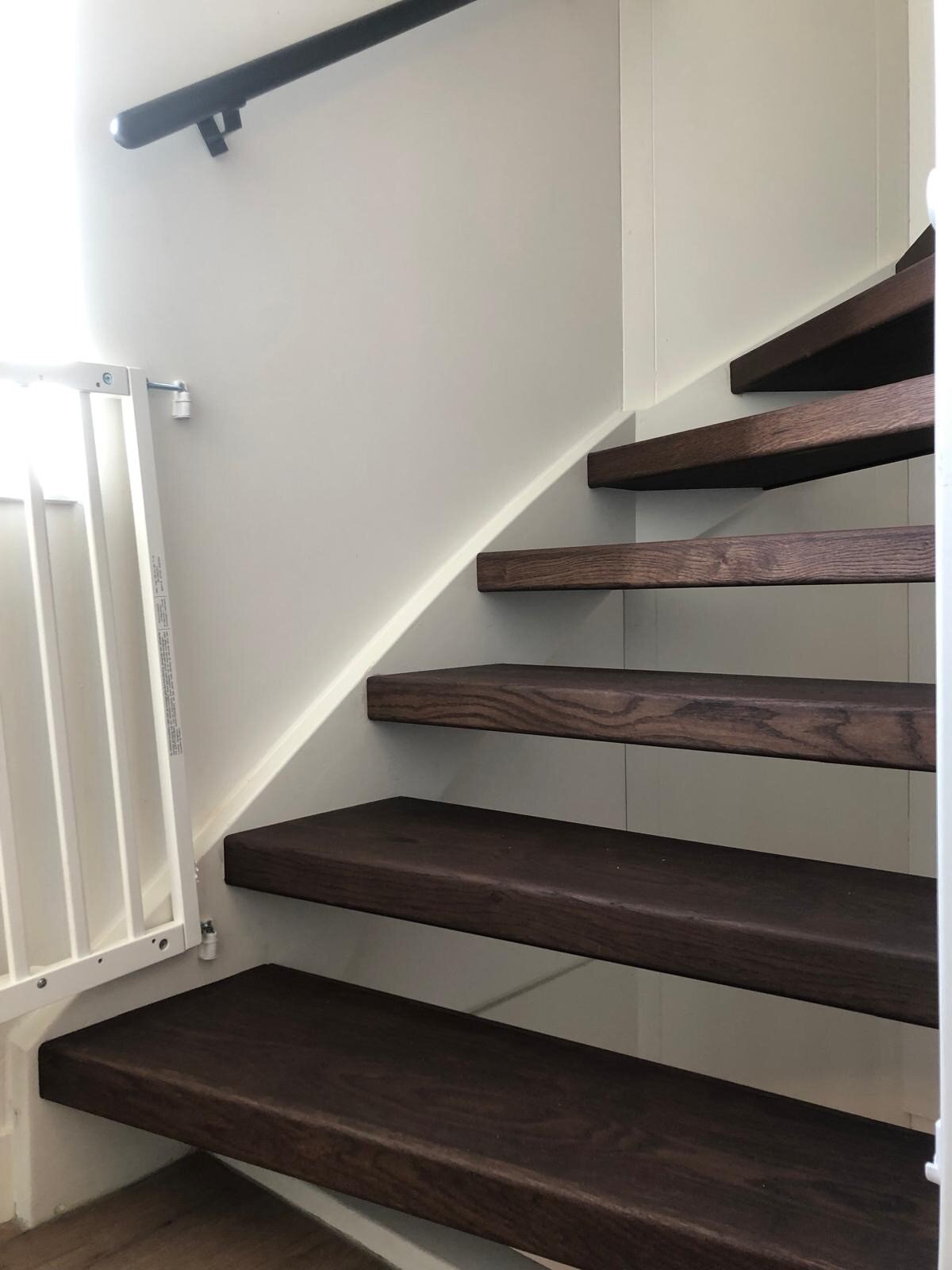 Eiken traprenovatie open trap donker eiken walnootlook notenhout.jpg