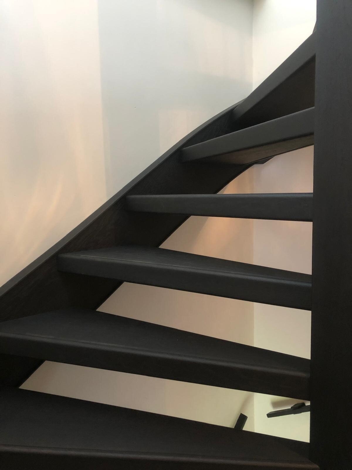 Zwart eiken traprenovatie zwart houten traprenovatie met eikenhout antislip en zijwangen Zaltobmmel Den Bosch.jpg