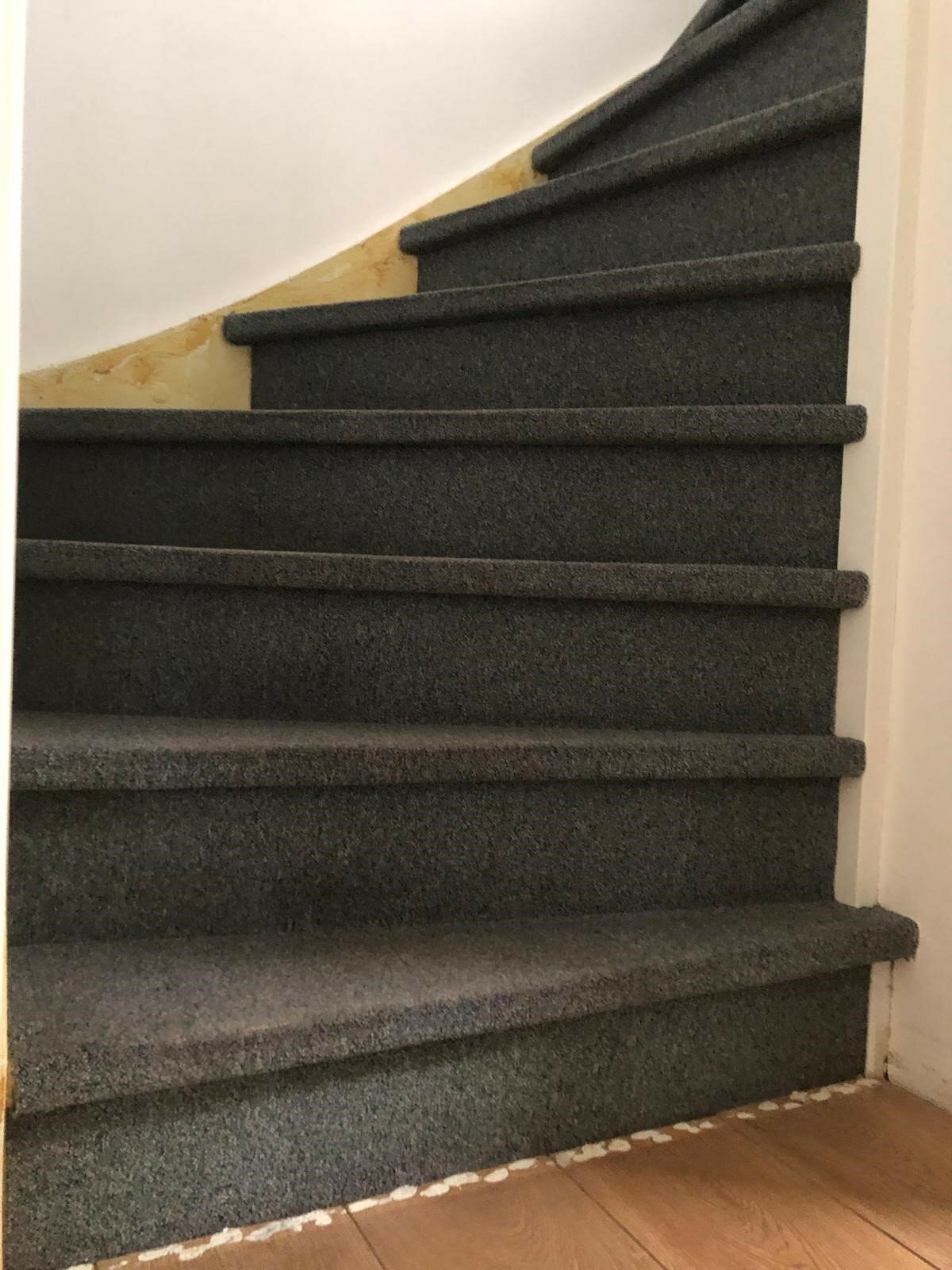 Lederlook traprenovatie antraciet met witte zijwangen Elshout Waalwijk.jpg