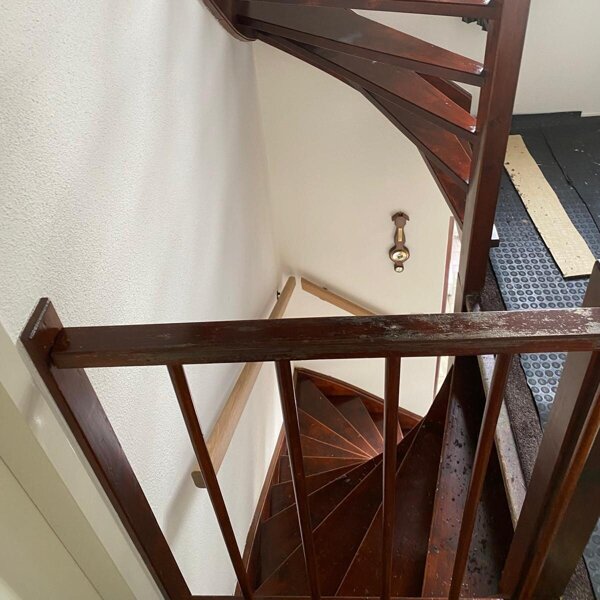 Vurenhouten open trap wordt eikenhouten open trap in Zaltbommel, Den Bosch, met nieuwe balustrade.jpg