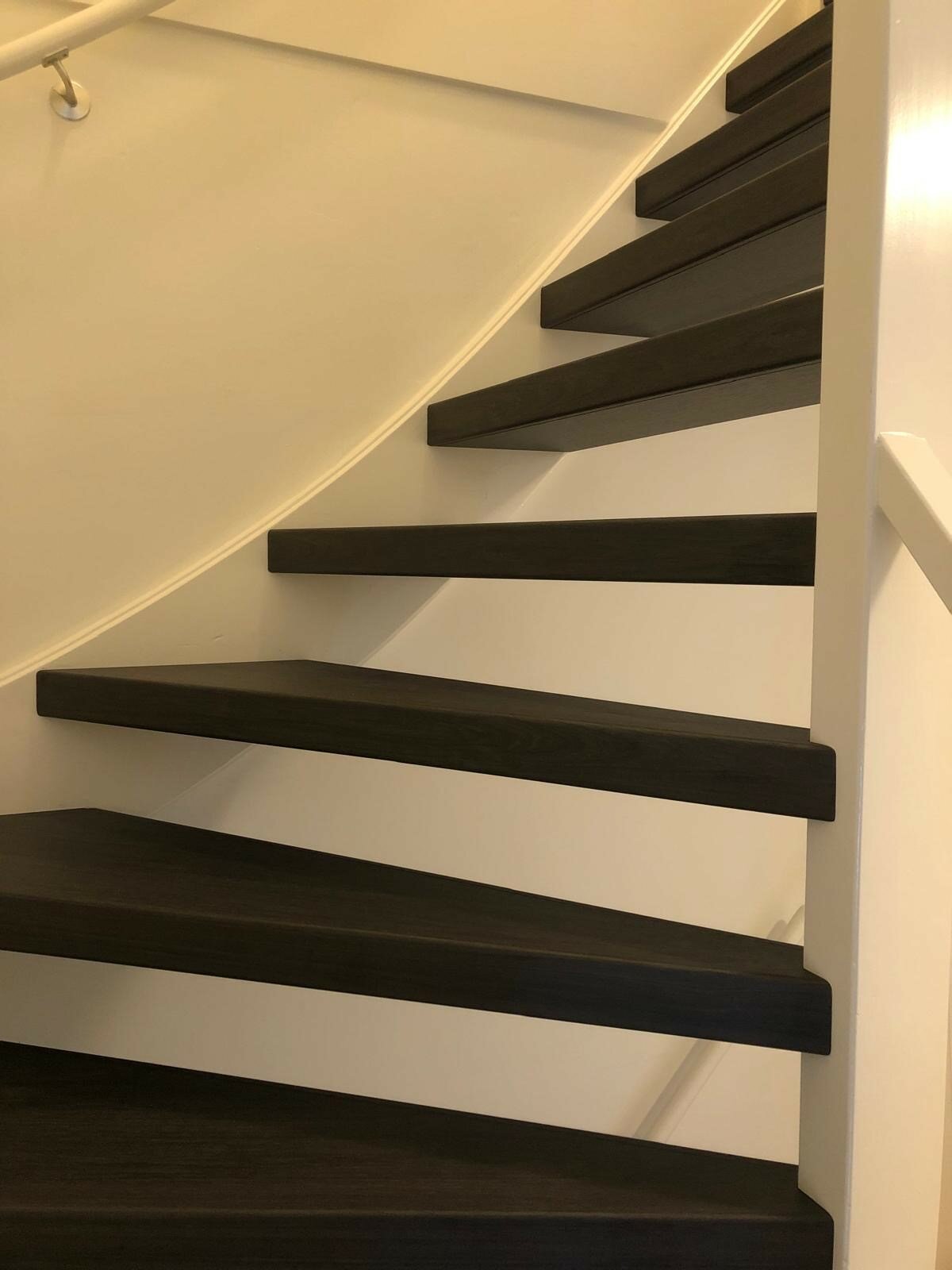 Open traprenovatie HPL zwart antraciet houtlook rondom BREDA.jpg