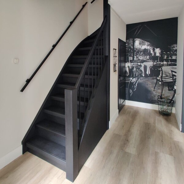 Zwart eiken trap door traprenovati met nieuwe stalen leuning en balustrade zwarte trapkast.jpg