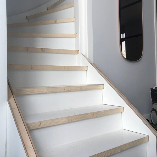 Design trap, eikenhout, eiken, naturel eiken, eiken traprenovatie, Z-trap, nieuwbouwwoning, gietvloer, Gorinchem, Zaltbommel, Den Bosch, Utrecht.jpg