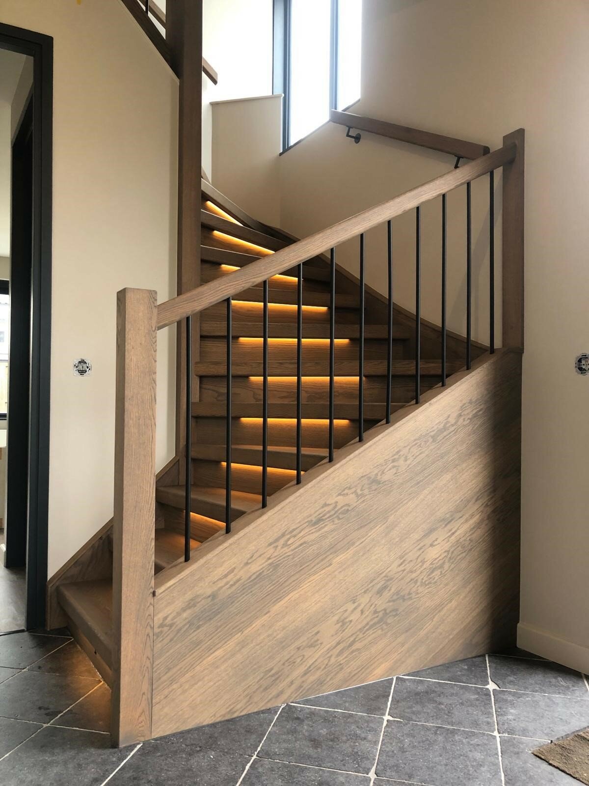 Eiken traprenovatie in Opheusden alles bekleed met eiken ook leuningen en balustrades nieuw zwarte spijlen.jpg