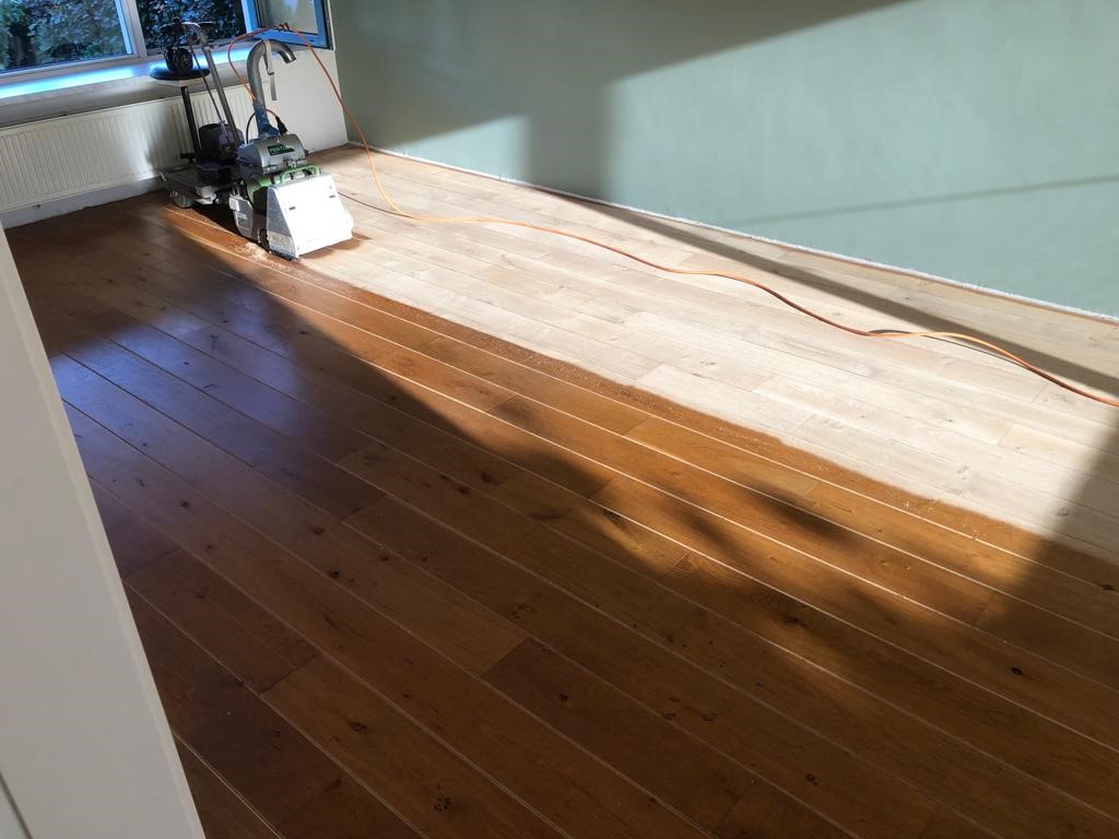 Vergeeld eiken vloer schuren en afwerken met blanke, neutrale, kleurloze olie Natural Monocoat.jpg